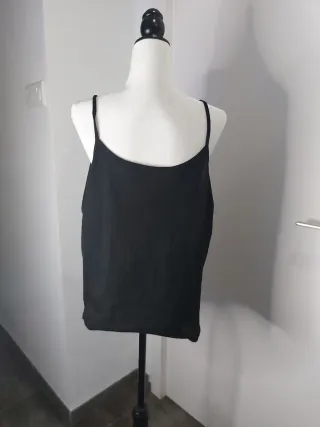 Camiseta tirantes con bordado V