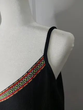 Camiseta tirantes con bordado V