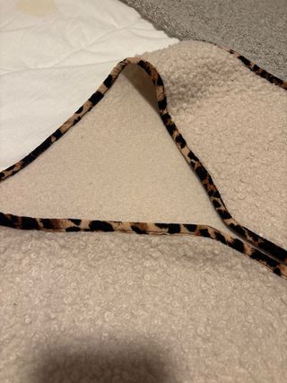 Chaleco efecto borreguito con estampado animal