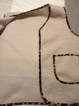 Chaleco efecto borreguito con estampado animal