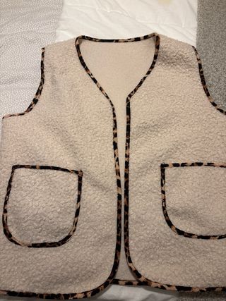 Chaleco efecto borreguito con estampado animal