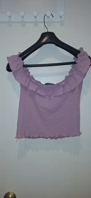 Top lencero rosa con volantes.