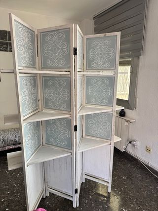 Biombo de madera con estantes