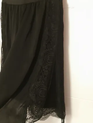 Falda lencera negra con encaje