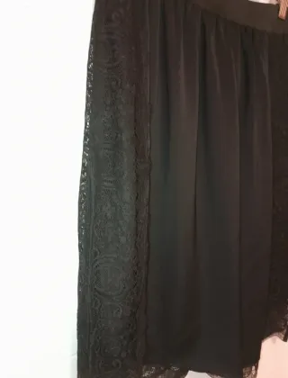 Falda lencera negra con encaje