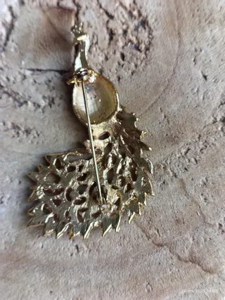 Spilla vintage pavone beige e viola