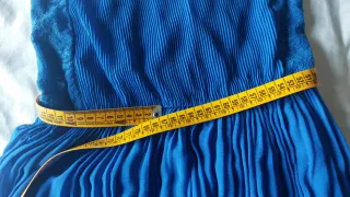 Vestido azul Stradivarius plisado