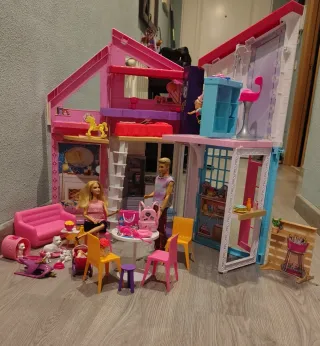 Casa Barbie con bambole e accessori