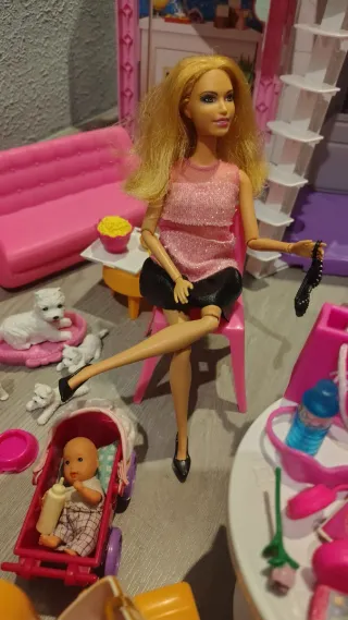 Casa Barbie con bambole e accessori