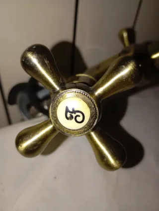 Grifo de latón para lavabo