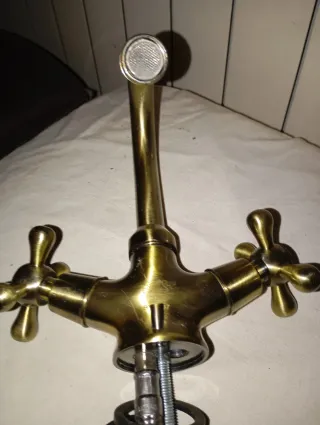 Grifo de latón para lavabo