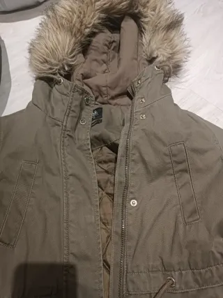 Cazadora verde militar con capucha