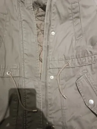 Cazadora verde militar con capucha