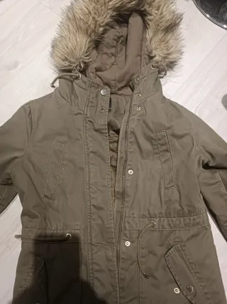 Cazadora verde militar con capucha