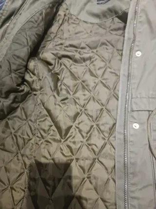 Cazadora verde militar con capucha