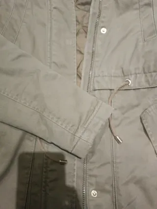 Cazadora verde militar con capucha