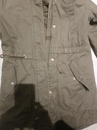 Cazadora verde militar con capucha