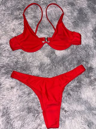 Bikini rojo con detalle metálico