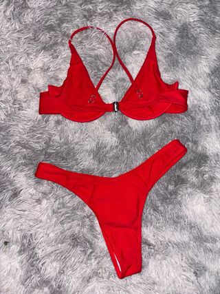 Bikini rojo con detalle metálico