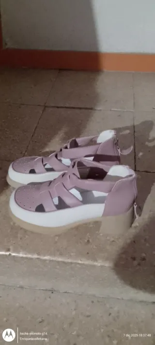 Sandalias tipo zueco rosa y blanco