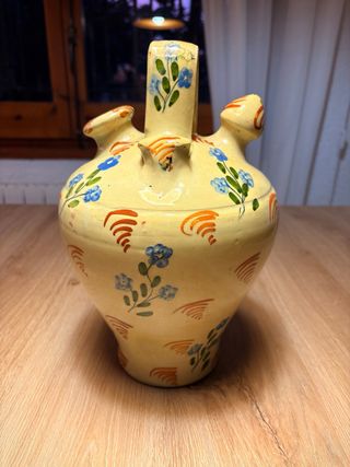 Botijo de cerámica pintado a mano