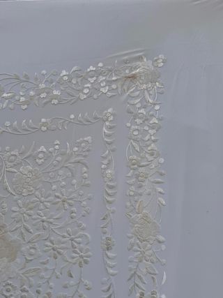 Mantón de Manila bordado a mano beige/blanco