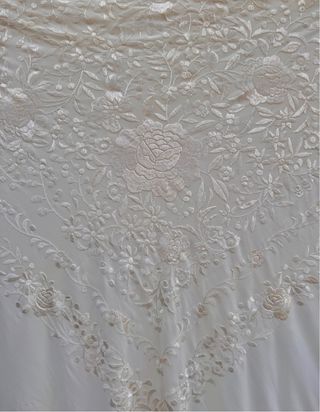 Mantón de Manila bordado a mano beige/blanco