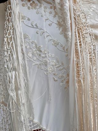 Mantón de Manila bordado a mano beige/blanco