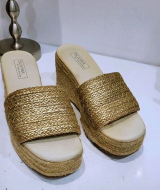 Preciosas sandalias plataforma doradas.