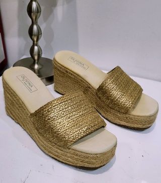 Preciosas sandalias plataforma doradas.