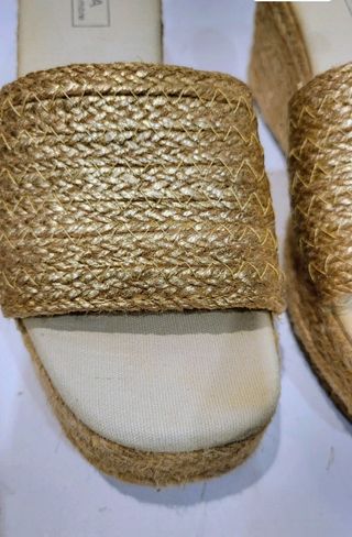 Preciosas sandalias plataforma doradas.