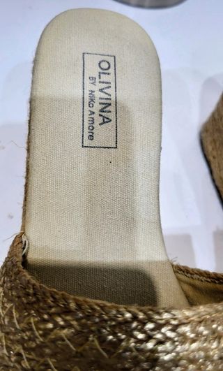 Preciosas sandalias plataforma doradas.