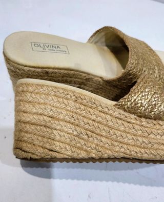 Preciosas sandalias plataforma doradas.