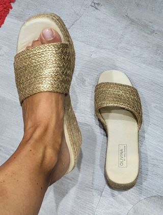 Preciosas sandalias plataforma doradas.