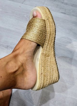 Preciosas sandalias plataforma doradas.