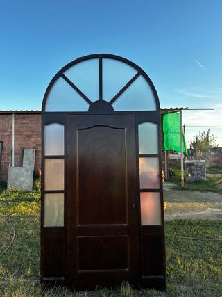 Portón madera con cristalera y arco