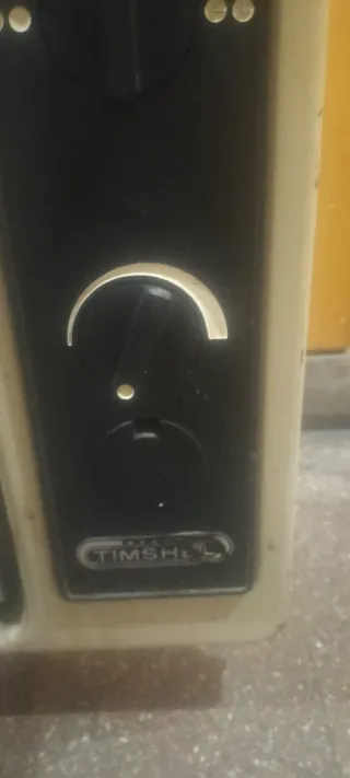 Radiador eléctrico gris y blanco