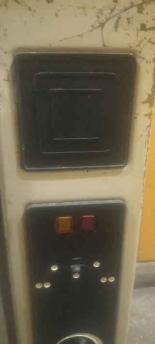 Radiador eléctrico gris y blanco