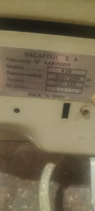 Radiador eléctrico gris y blanco