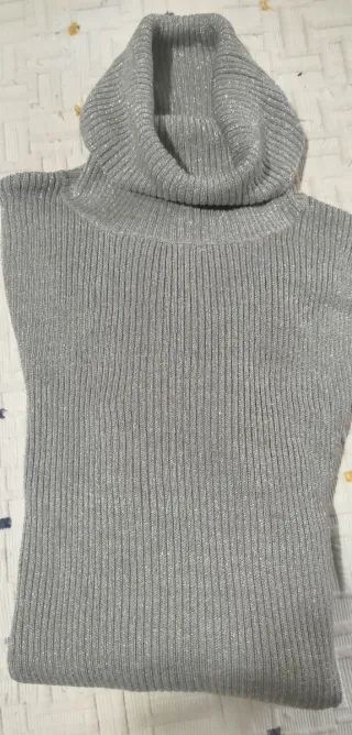 Jersey cuello cisne gris con brillos