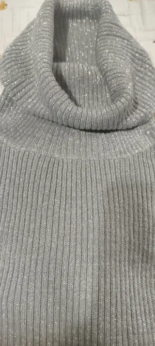 Jersey cuello cisne gris con brillos