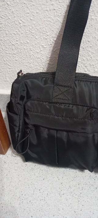 Bolso negro con bolsillos frontales