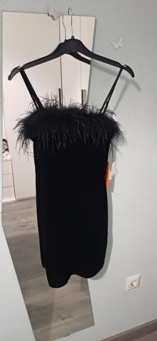 Vestido negro con plumas