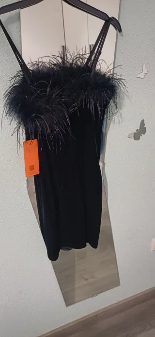 Vestido negro con plumas