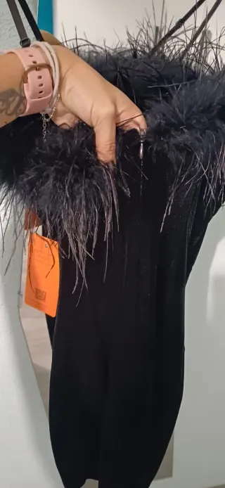 Vestido negro con plumas