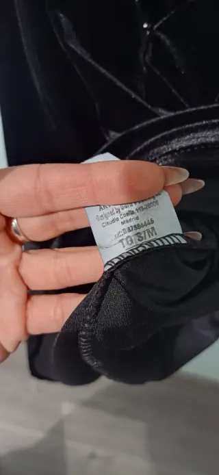 Vestido negro con plumas