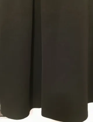 Falda negra con detalles metalicos