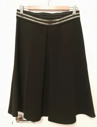 Falda negra con detalles metalicos