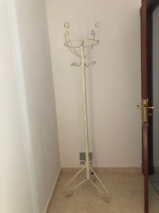 Perchero de pie blanco