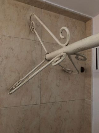 Perchero de pie blanco